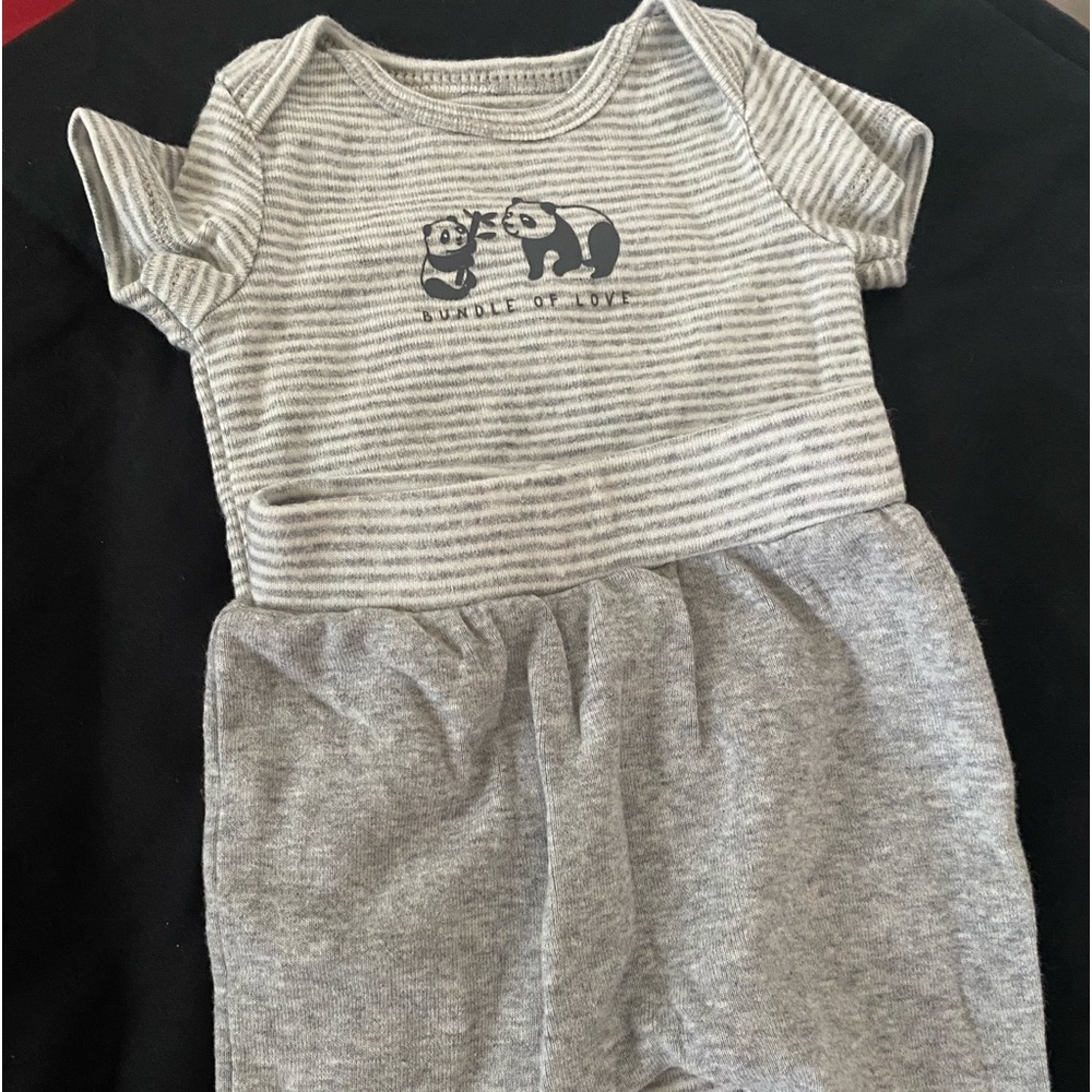 This unisex newborn gray & white panda bear outfit set is beary sweet. 🐼